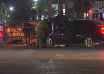 Conductor ebrio provoca choque y volcadura en Delicias