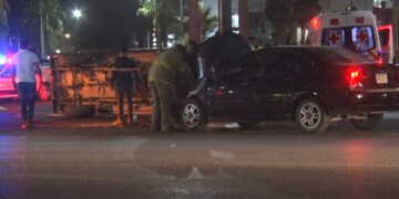 Conductor ebrio provoca choque y volcadura en Delicias