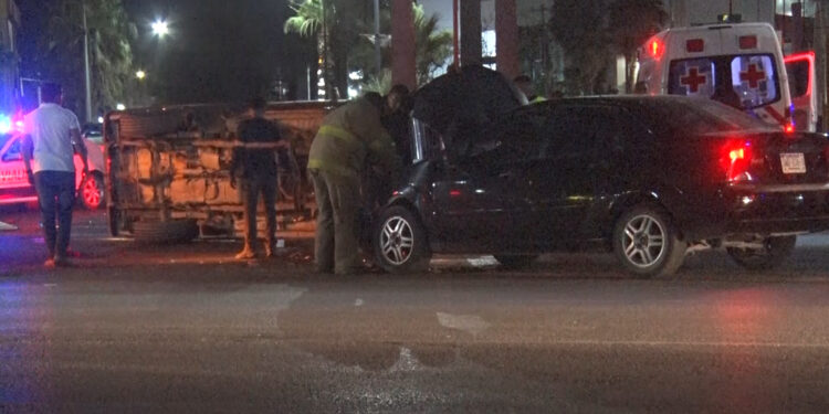 Conductor ebrio provoca choque y volcadura en Delicias