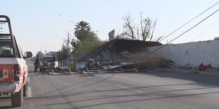 Viento desprende tejabán en Delicias