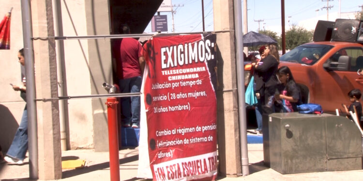 Toman oficinas del SNTE por reforma al ISSSTE
