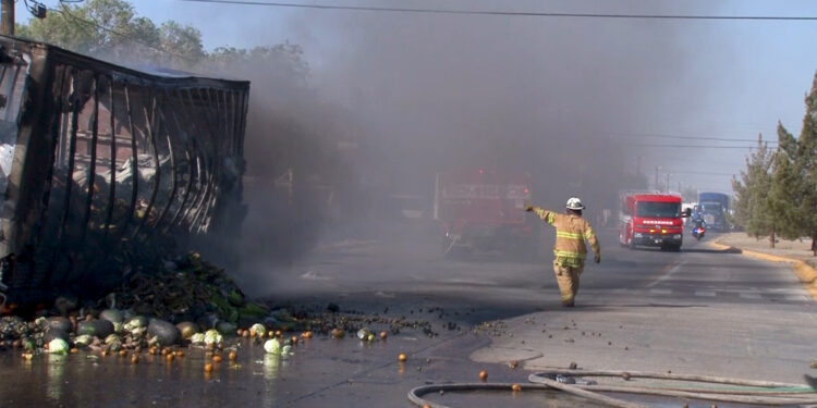 Camión con frutas se incendia en calles de Cuauhtémoc