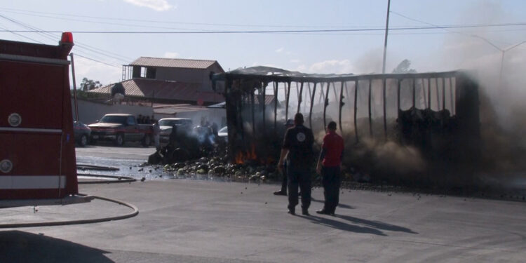 Camión con frutas se incendia en calles de Cuauhtémoc