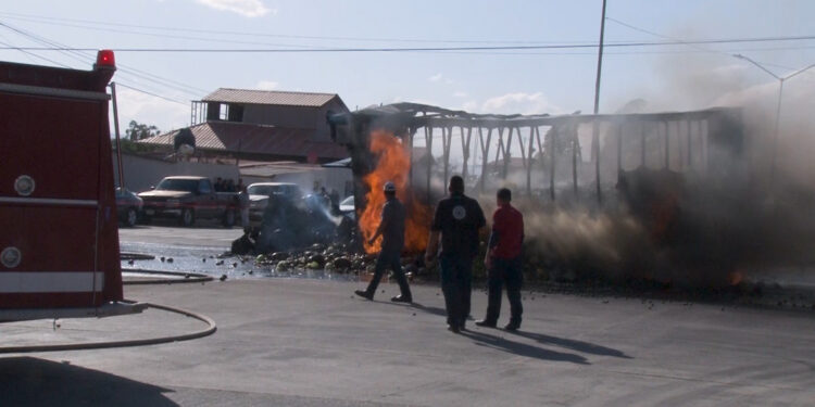 Camión con frutas se incendia en calles de Cuauhtémoc
