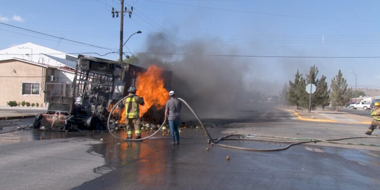 Camión con frutas se incendia en calles de Cuauhtémoc