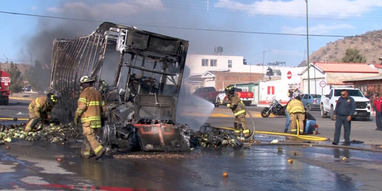 Camión con frutas se incendia en calles de Cuauhtémoc
