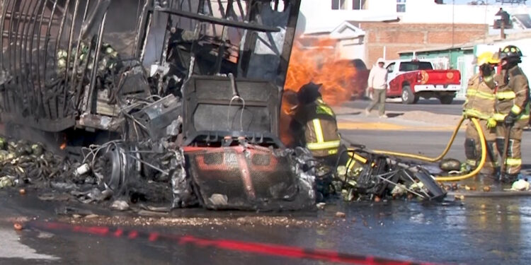 Camión con frutas se incendia en calles de Cuauhtémoc