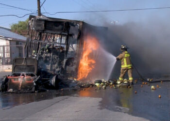 Camión con frutas se incendia en calles de Cuauhtémoc