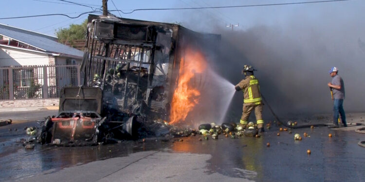 Camión con frutas se incendia en calles de Cuauhtémoc