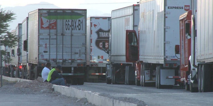 Cerraron transportistas la circulación en la salida a Juárez