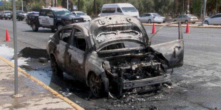 Se incendia vehículo frente al Tecnológico de Chihuahua