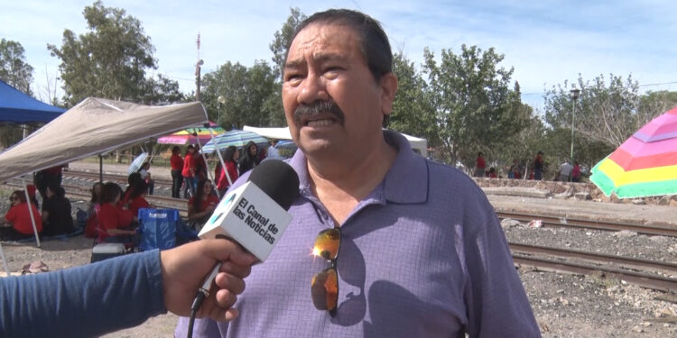 Docentes federales bloquean vías del tren en protesta por Ley ISSSTE 2007