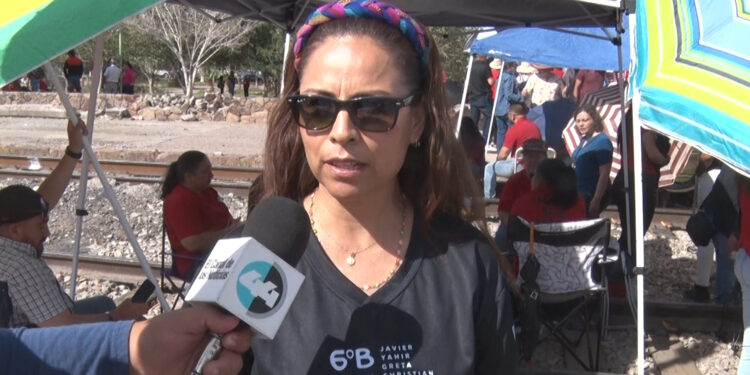 Docentes federales bloquean vías del tren en protesta por Ley ISSSTE 2007