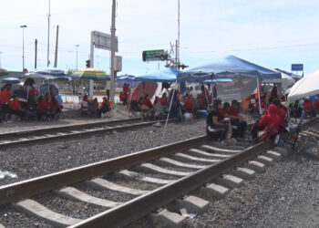 Docentes federales bloquean vías del tren en protesta por Ley ISSSTE 2007