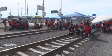 Docentes federales bloquean vías del tren en protesta por Ley ISSSTE 2007