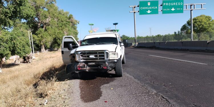 Choque entre camionetas deja dos adultos mayores lesionados en Meoqui