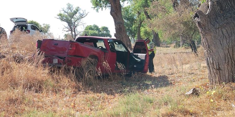 Choque entre camionetas deja dos adultos mayores lesionados en Meoqui