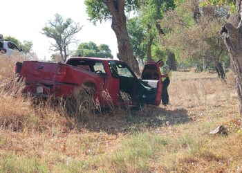 Choque entre camionetas deja dos adultos mayores lesionados en Meoqui