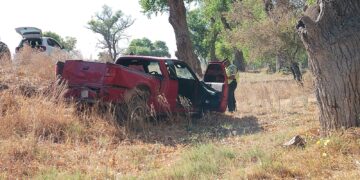 Choque entre camionetas deja dos adultos mayores lesionados en Meoqui