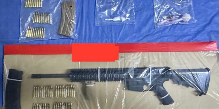 Detienen a tres con arma larga y auto robado