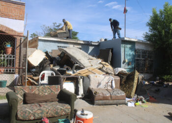Retiran 71 toneladas de basura de tres casas de acumuladores