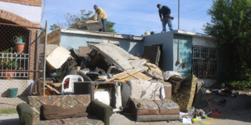 Retiran 71 toneladas de basura de tres casas de acumuladores