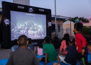 Llevan cine al aire libre a niñas y niños de comunidades indígenas urbanas