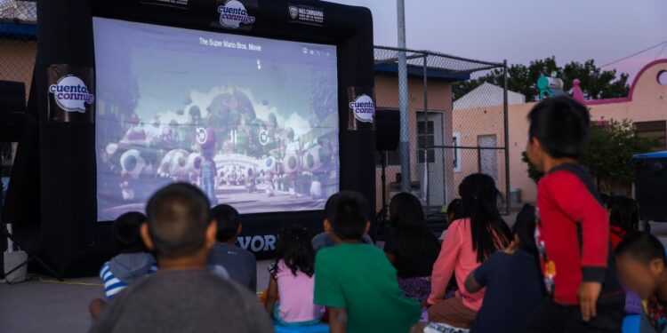Llevan cine al aire libre a niñas y niños de comunidades indígenas urbanas