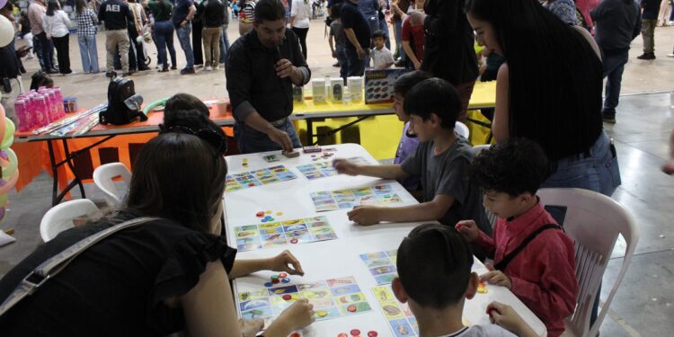 Festejan a hijos e hijas de trabajadores de la Fiscalía de Distrito Zona Occidente