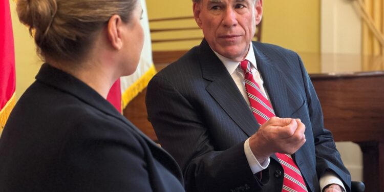 Maru Campos se reúne con el gobernador de Texas