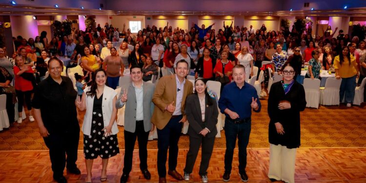 Felicita alcalde Bonilla a mamás de Chihuahua por su día