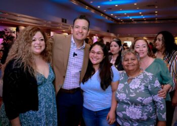 Felicita alcalde Bonilla a mamás de Chihuahua por su día