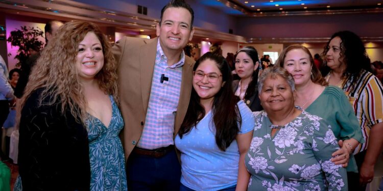 Felicita alcalde Bonilla a mamás de Chihuahua por su día