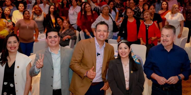 Felicita alcalde Bonilla a mamás de Chihuahua por su día