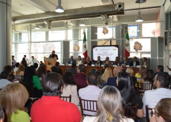 Atienden a docentes en Foro Transformación del Sistema de la Carrera Docente