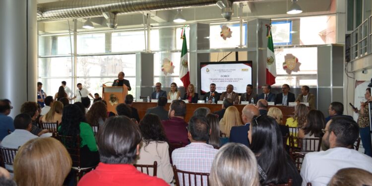 Atienden a docentes en Foro Transformación del Sistema de la Carrera Docente
