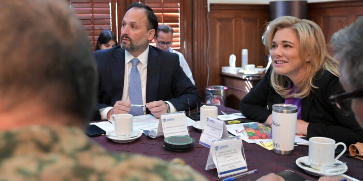 Maru Campos encabeza sesión de seguridad en Palacio de Gobierno