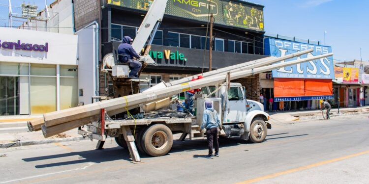 Retiran postes del Paseo Zaragoza en Meoqui