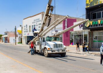 Retiran postes del Paseo Zaragoza en Meoqui