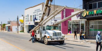 Retiran postes del Paseo Zaragoza en Meoqui