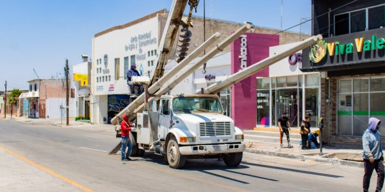 Retiran postes del Paseo Zaragoza en Meoqui