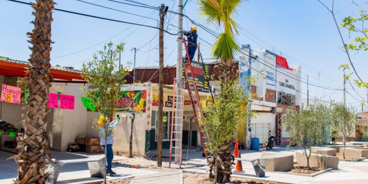 Retiran postes del Paseo Zaragoza en Meoqui