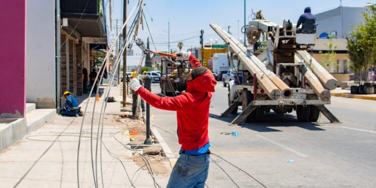 Retiran postes del Paseo Zaragoza en Meoqui
