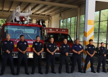 Salva bombero a bebé que cayó en cubeta de agua en Praderas del Sur