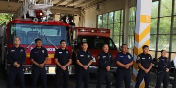 Salva bombero a bebé que cayó en cubeta de agua en Praderas del Sur