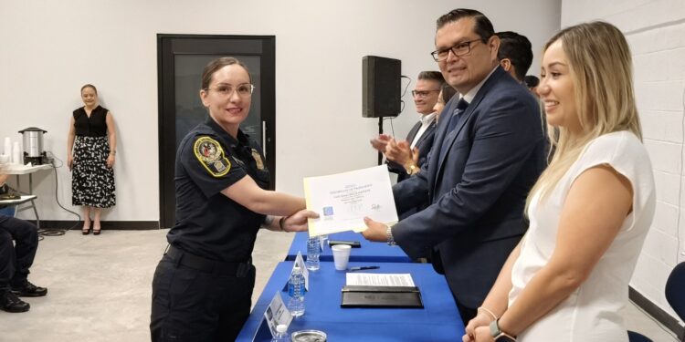 Policías municipales concluyen curso de inglés turístico