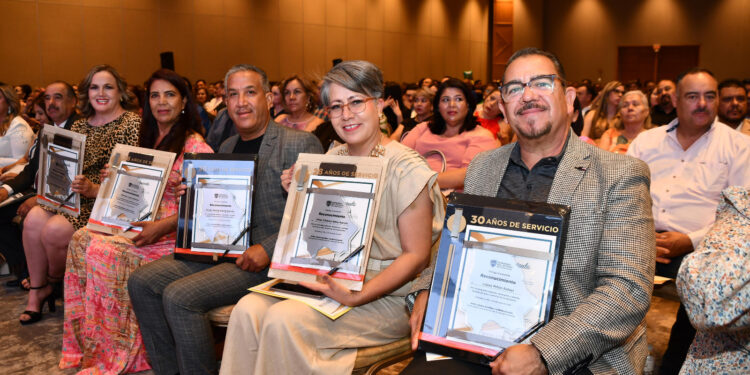 Homenajean a maestros por años de servicio en Chihuahua