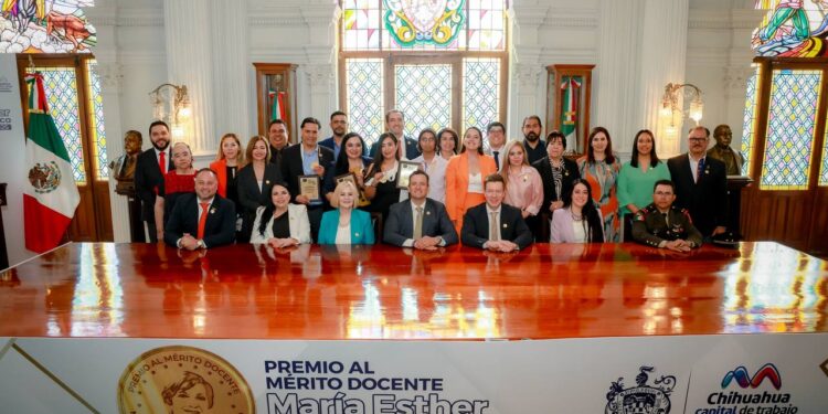 Reconocen a docentes con la medalla “María Esther Orozco Orozco 2025”