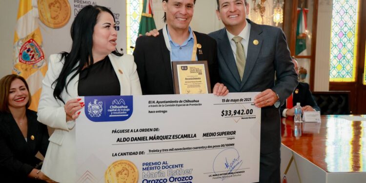 Reconocen a docentes con la medalla “María Esther Orozco Orozco 2025”
