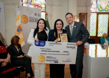 Reconocen a docentes con la medalla “María Esther Orozco Orozco 2025”